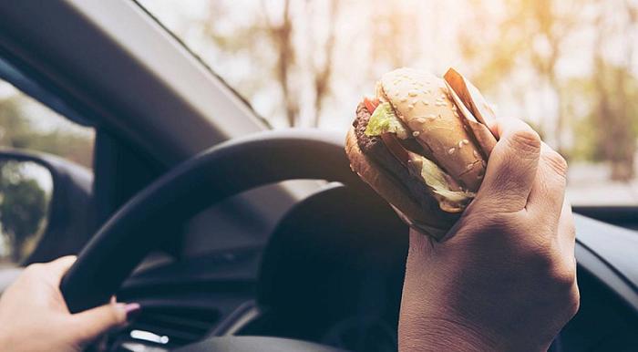 Еда и макияж: как заставить водителей не отвлекаться от дороги